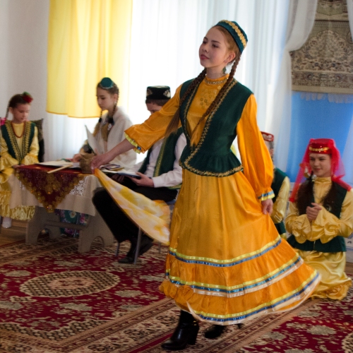 Девушка в национальном татарском костюме