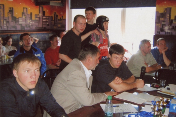 Александр Чередниченко (в центре) с воспитанниками и коллегами
