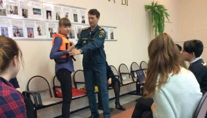 Начальник участка ГИМС Николай Гуртов показывает, как надевать спасательный жилет
