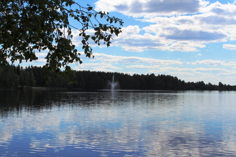 Вид на водный фонтан с берега озера Контокки