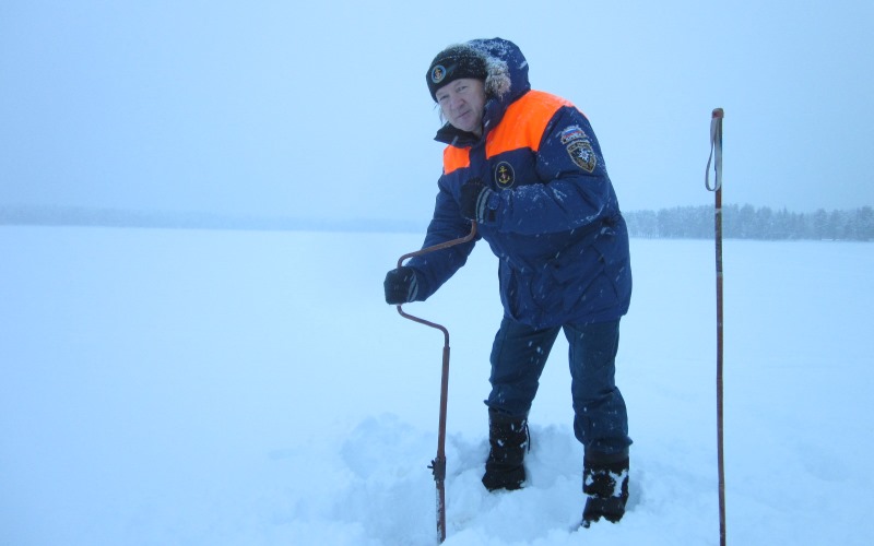 Сотрудники ГИМС проверяют толщину ледяного покрова