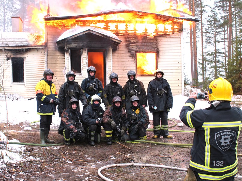 Костомукшские пожарные с финскими коллегами на фоне места учений