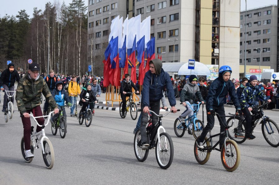Велосипедисты на параде в честь дня рождения города